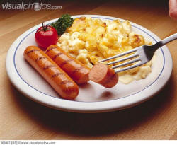 http://www.visualphotos.com/photo/2x5168039/grilled_hot_dogs_with_macaroni_and_cheese_908467.jpg